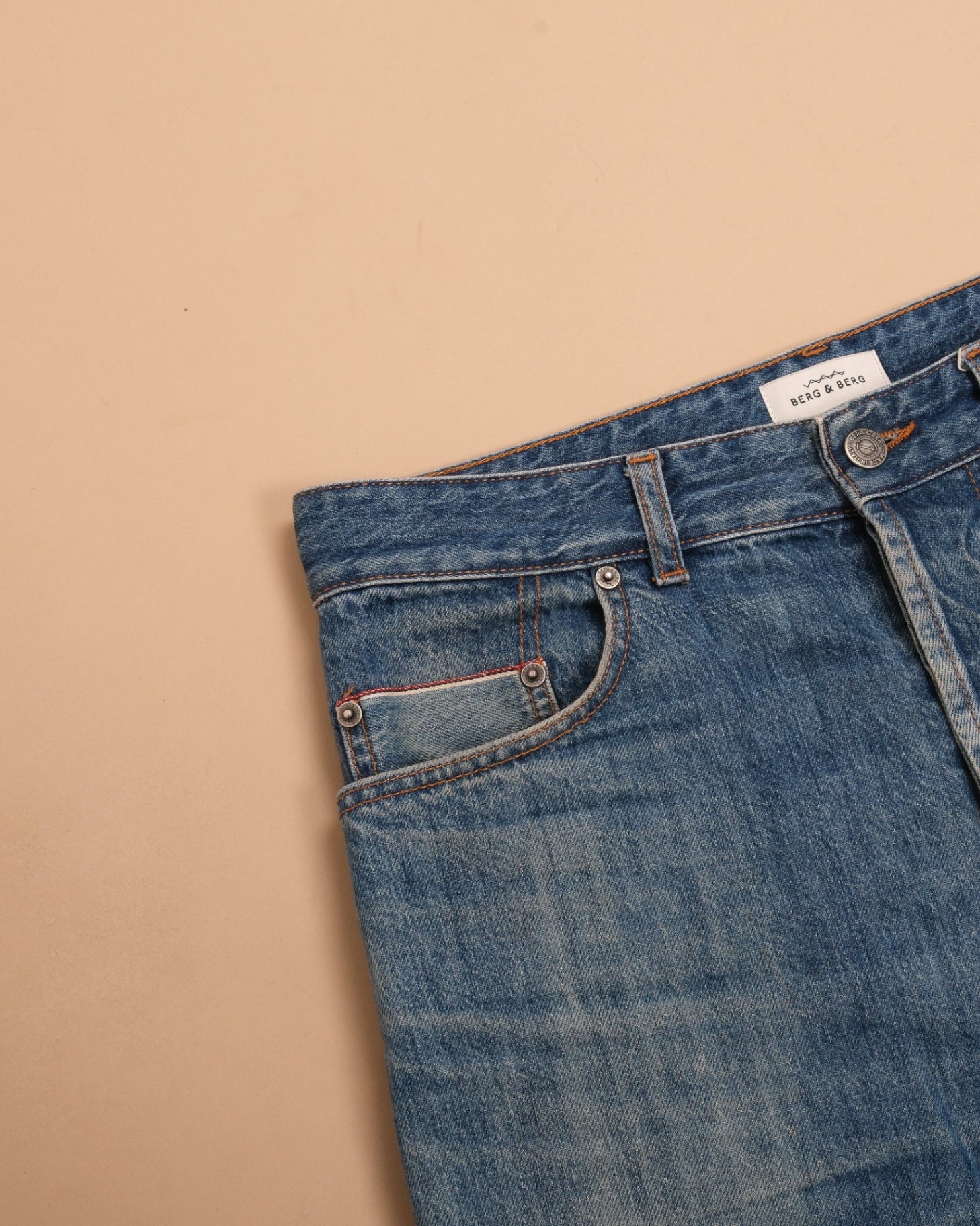 Mid Wash High-Rise Arthur Jeans