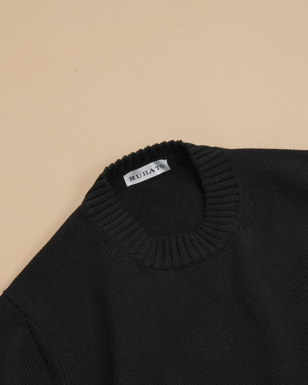 Detail of the ribbed neckline on the rubato nero cotton heavy crewneck by Rubato. 